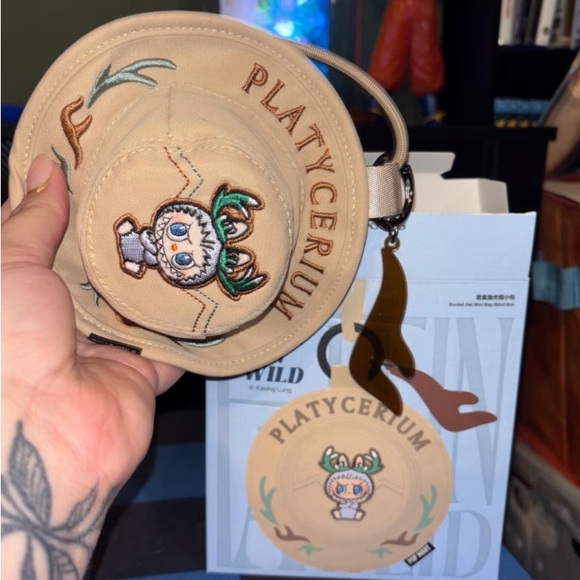 Fall in Wild Platycerium Bucket hat- charm purse Labubu!!!!!
(Will hold) - Picture 1 of 9